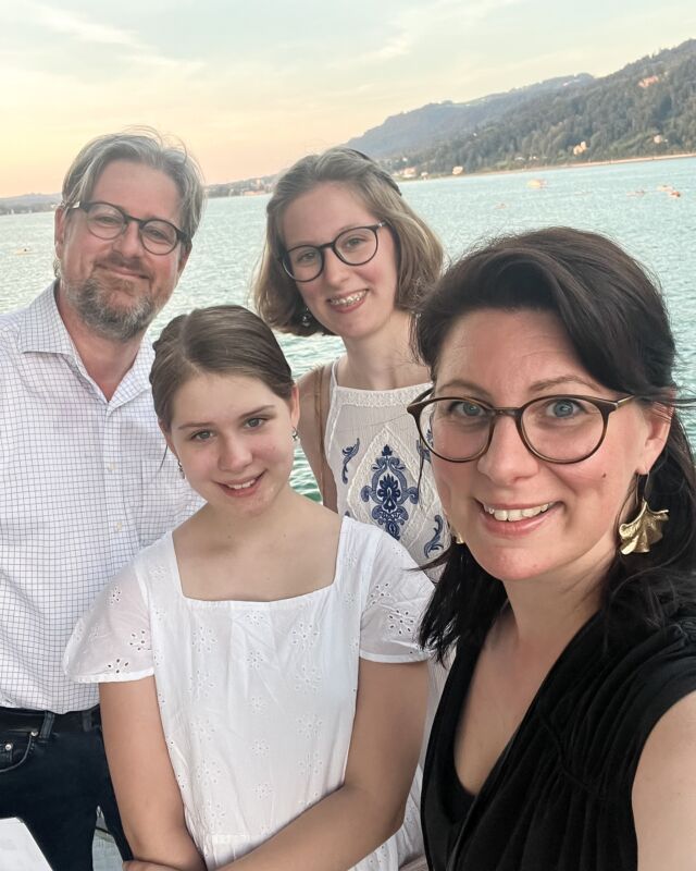 B R E G E N Z 🤍. Die Kosis in Bregenz. 12 days family time - wischt mal nach links. 

Wunderschöne 12 Tage gehen zu Ende und die Mädels und ich sitzen schon im Zug nach Hause. Während Thomas noch eine Woche bei den Festspielen arbeitet, erinnern wir uns noch ein bisschen an die wunderschönen Eindrücke. Großes Highlight gestern Abend: Freischütz auf der Bregenzer Seebühne. Was für ein Spektakel! Die Insel Lindau hat uns aber auch supergut gefallen. Am schönsten aber ist, dass Thomas und ich durch unsere freien Jobs so viel Zeit als Familie verbringen können. Die Zeit mit unseren Kindern ist einfach unbezahlbar. 🤍

Wart ihr schonmal in Bregenz? Was war denn eure letzte Städtereise? Erzählt mal!

#familienurlaub #städtetrip #bregenzerfestspiele #visitvorarlberg #stillesbunttravel #familyvacations #unterwegsinösterreich #visitaustria