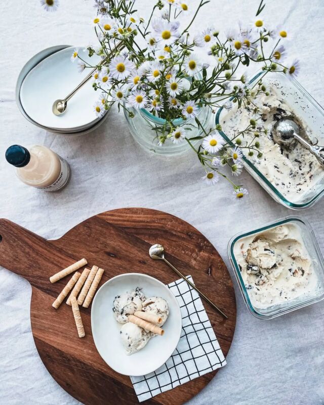 Schoko-Keks Eis selbst gemacht 🍦

Speichere dir das Rezept gleich ab und teile es. 🙌🏻

VANILLE EIS MIT KEKS + SCHOKI

* 100 ml Milch
* 250 ml Sahne
* 6-8 EL Zucker (Puderzucker) – nach Geschmack! Eventuell auch etwas mehr
* 1-3 EL Zuckersirup
* 1 TL Vanillepulver oder das Mark einer Vanilleschote
* 1/4 TL Salz

Für den Zuckersirup:
* 200 g Kristallzucker
* 100 ml Wasser
* 1 Schuss Zitronensaft

Für die Variationen:
* 1 Handvoll zerkrümelte Kekse
* 100 g Schokolade grob gehackt

1. Alle Zutaten sollten sehr kalt sein. Den Eisbereiter wirklich erst aus dem Gefrierfach nehmen, wenn die Eismasse vorbereitet ist.

2. Zuerst den Zuckersirup kochen. Hierfür den Zucker mit dem Wasser kurz aufkochen bis sich der Zucker aufgelöst hat und dann den Zitronensaft unterrühren. Auskühlen lassen. Tipp: der Sirup hält in einem heiß ausgewaschenen Schraubglas sehr gut im Kühlschrank.

3. Für die Eismasse die Milch, die Sahne, das Vanillemark, den Zucker und das Salz in einer Schüssel verrühren. Dann den (abgekühlten) Zuckersirup hinzufügen. Zur Zuckermenge: Hier kommt es wirklich extrem auf den persönlichen Geschmack an. Manche mögen ihr Eis sehr süß, andere – so wie ich – weniger süß. Am besten ist es, mit etwas weniger Zucker zu beginnen und die Masse nach und nach zu probieren. Tipp: Im gefrorenen Zustand ist die Eismasse deutlich weniger süß als im warmen! 

4. Erst wenn die Masse vorbereitet ist, den Eismaker in die Kitchen Aid einsetzen. Den Adapter anbringen und den Rührer ebenso. Erst danach wird die Masse eingefüllt – nicht umgekehrt! Nun auf Stufe 1 rühren und die Eismasse langsam eingießen. Tipp: Ich empfehle, nicht mehr als 350 ml Eismasse auf einmal zu rühren, da sich die Menge beim Gefrieren deutlich erhöht. 

5. Das Eis hat nach ca. 25-30 Minuten die richtige Konsistenz erreicht. Während das Eis in der Maschine rührt und gefriert, können die Zutaten für die Sorten vorbereitet werden. Die Kekse haben wir etwas zerkrümelt, die Schokolade ebenso grob gehackt. Die fertige Eiscreme einfach auf zwei gefrierfeste Gefäße aufteilen, die Schokolade bzw. Kekskrümel untermengen und nochmal ca. 20 Minuten durchfrieren lassen.  Gutes Gelingen!