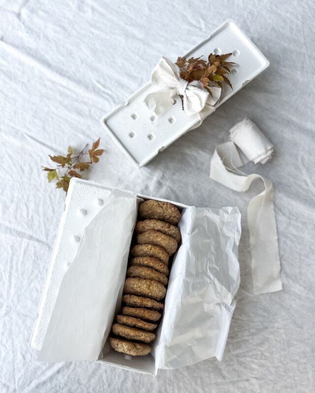 EMMAS ZARTE NUSSKEKSE 🌰🐿️🍪

Auf vielfachen Wunsch teilen Emma und ich sehr gerne das Rezept mit euch. Nicht mal nach links und macht euch gerne einen Screenshot vom Rezept. Der Zimt ist optional, wir backen die Kekse mit Zimt, man kann ihn aber auch weglassen.

Die Kekse sind übrigens ein ganz tolles Mitbringsel oder kleines Geschenk aus der Küche. Mögt ihr Nusskekse auch so gerne wie wir? 

#nusskekse #emmasnusskekse #herbstbacken #herbstküche #backenmachtglücklich #backenistliebe #backenmitliebe #geschenkeausderküche