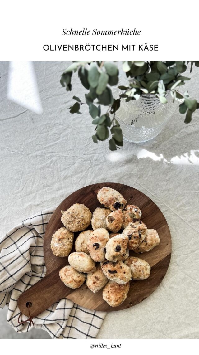 OLIVENBRÖTCHEN MIT KÄSE
Hier kommt mein schnelles Rezept!

500 g Mehl glatt
1 Pkg. Trockenhefe
1 TL Salz (eventuell etwas mehr)
Lauwarmes Wasser
Italienische Gewürze 
2 Hände voll geriebener Käse
1 gute Hand voll Oliven

1. Mehl mit Salz & Trockenhefe sowie Wasser zu einem Teig kneten. Bei Bedarf Wasser nachgießen. Der Teig sollte nicht zu fest sein.
2. Gewürze & Käse und gehackte Oliven zugeben, verkneten.
3. aus dem Teig einen Stritzel formen und davon kleine Brötchen abstechen. 
4. Die Brötchen im Airfryer (Heisluftfritteuse) bei 200 Grad ca. 8 Min backen.

Schmeckt hervorragend als Grillbeilage oder als herzhafter kleiner Snack. Wenn ihr keine Oliven mögt, könnt ihr zum Beispiel auch getrocknete Tomaten oder Jalapeños ersetzen. Na, habt ihr jetzt auch Lust auf Olivenbrötchen?

#schnellerezepte #grillbeilage #grillrezepte #schnelleküche #airfryerrecipe #airfryercooking #airfryerphilips #haushaltstipps #küchentipps #sommerküche